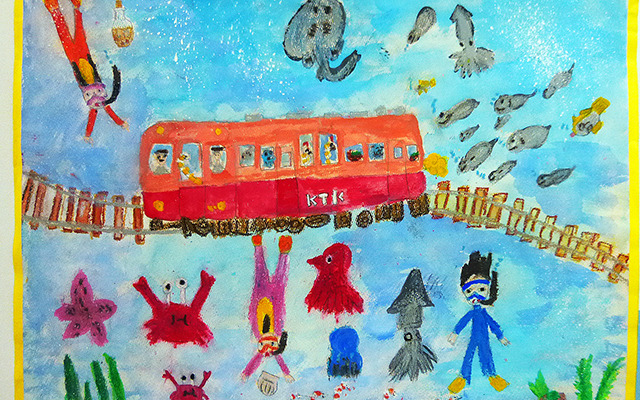 海のなかを駆ける小湊鉄道の気動車（市原湖畔美術館「子ども絵画展」）