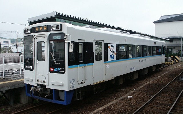 松浦鉄道は西九州線10駅の愛称を募集している。写真は今回の愛称募集駅である伊万里駅で発車を待つ松浦鉄道の列車。