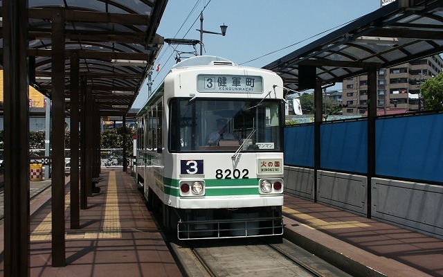 熊本市交通局は2月15日の「熊本城マラソン」開催にあわせ、市電の区間運休を実施する。写真は10～16時の運休区間に含まれる上熊本駅前停留場。