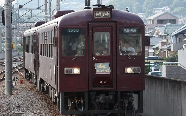 足尾鉄道（現在のわたらせ渓谷鐵道）の全線開業100周年を記念した資料展が桐生駅構内の桐生市民活動推進センター「ゆい」で行われる。写真は桐生駅に入線するわたらせ渓谷鐵道の列車。