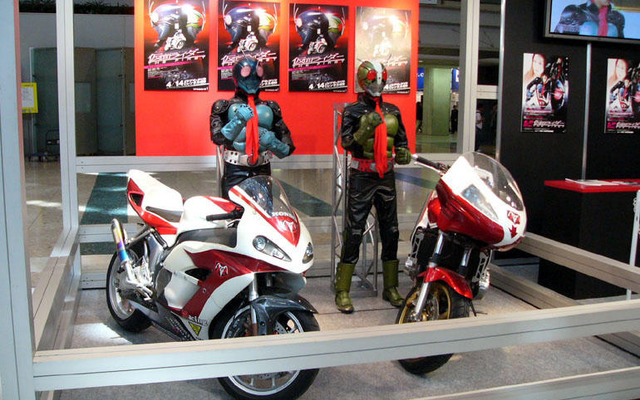 【東京モーターサイクルショー06】キッズも楽しみ、仮面ライダー マシン