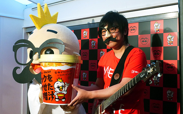 マルコメと味噌汁'sのコラボ「ロックを聴かせた味噌カフェ」のオープニングイベント、ギターのポールも登場！（2015年1月29日）