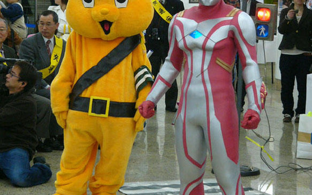 ウルトラマン と 警視庁 ピーポ君 が初のコラボ