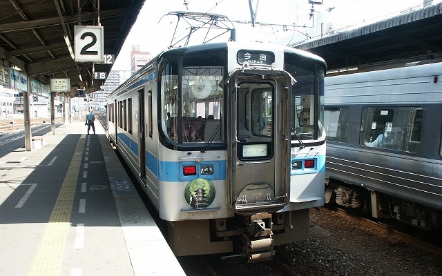 JR四国は学生限定の全線フリー切符を3月から4月にかけて設定する。写真は予讃線の普通列車。