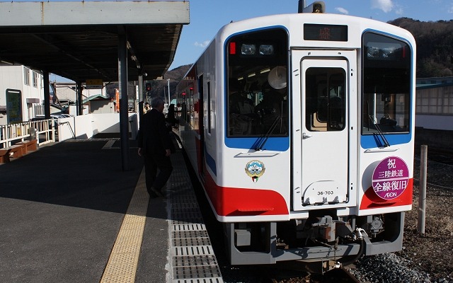 三陸鉄道は3月14日にダイヤ改正を実施する。写真は釜石駅で発車を待つ南リアス線の列車。