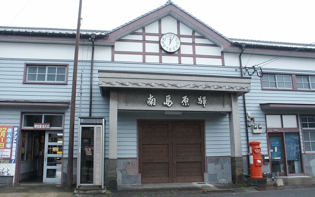 現在の南島原駅舎。大正時代に建造された趣のある駅舎で改修による対応も検討したが、老朽化とシロアリ被害が激しく、このほど解体されることになった。