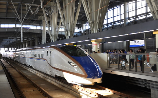 金沢駅11番ホームに滑り込むW7系の試乗列車