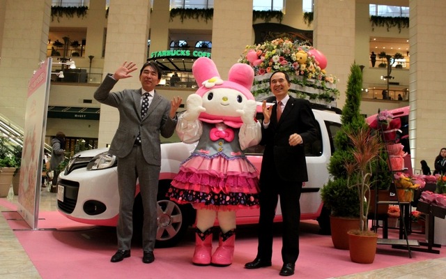 左からサンリオ取締役ライセンス事業本部長の下村陽一郎氏、マイメロディ、そして、ルノー・ジャポン大極司社長