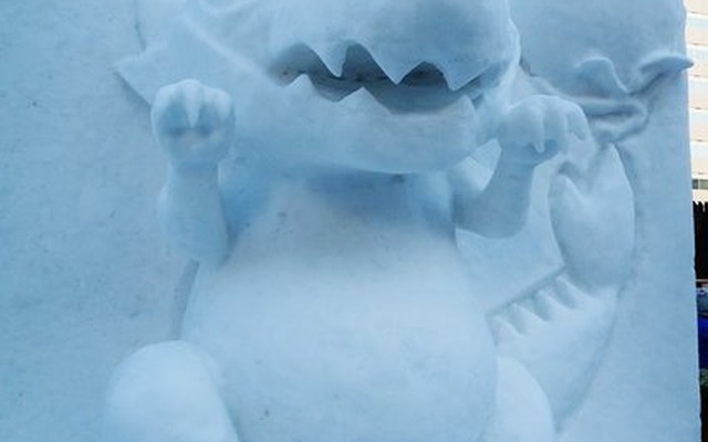 『モンスターストライク』「レッドリドラ」の雪像と巨大すべり台が雪まつりに登場