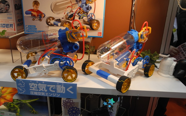 イーケイジャパンが販売する空気で動くおもちゃ「エアエンジンカー」