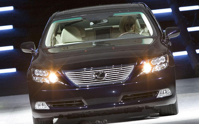 【ニューヨークモーターショー06】レクサス LS600hL、登場