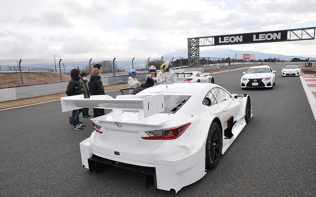 コース上でしばし打ち合わせ。手前はRC F GT500マシン