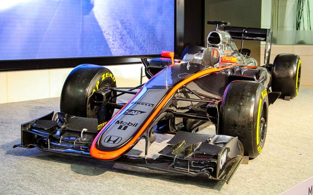ホンダF1記者会見で展示された、マクラーレン・ホンダ『MP4-30』