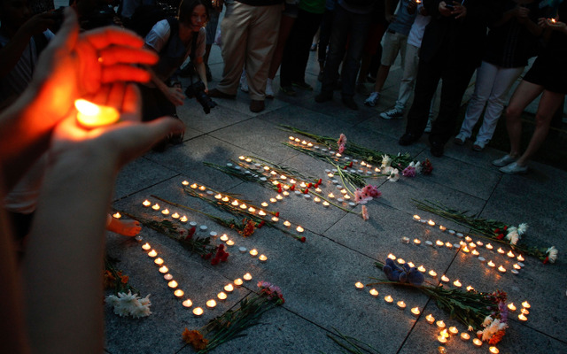 マレーシア航空17便の犠牲者に祈りを捧げる関係者（資料画像）
