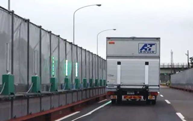 首都高の道路を再現した試験走路での走行実験