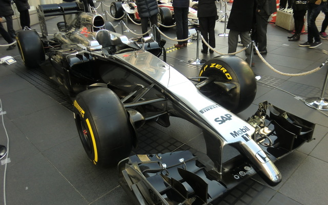 会見日、ホンダ本社前には2014年11月のアブダビ合同テストに登場した「マクラーレンMP4-29H/1×1」の姿も（昨年型ベースの暫定テスト車）。