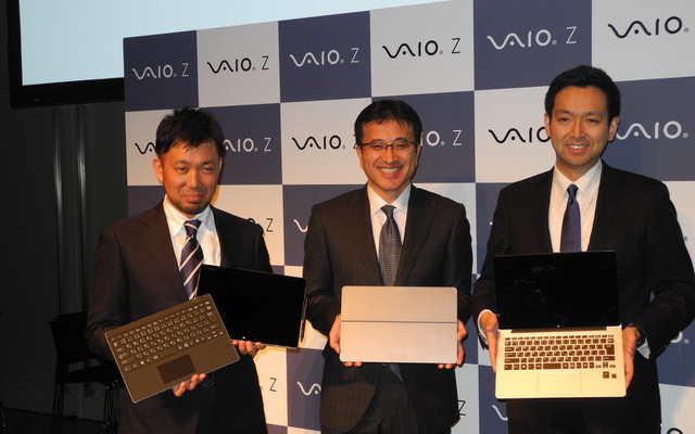 左から伊藤好文商品プロデューサー、関取高行社長、黒崎大輔商品企画担当