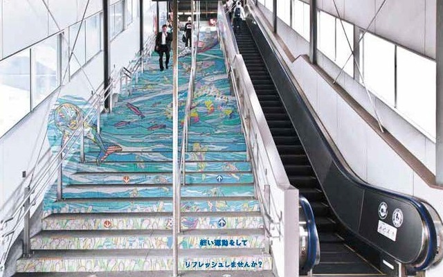 金沢八景駅の「上りたくなる階段」。海を描いたイラストで装飾する。