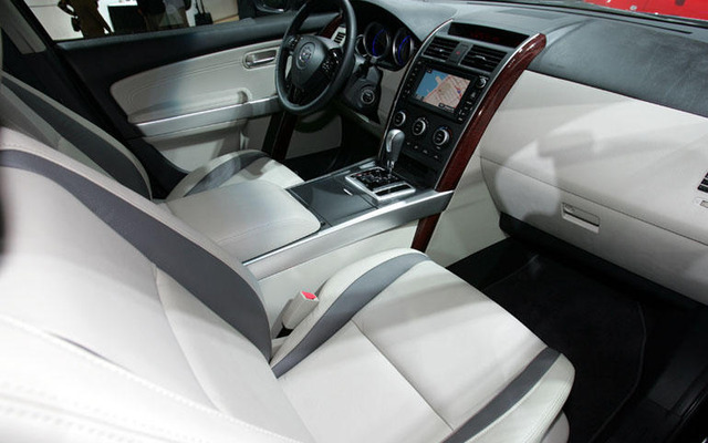 【ニューヨークモーターショー06】マツダ CX-9、シンプルな流れ