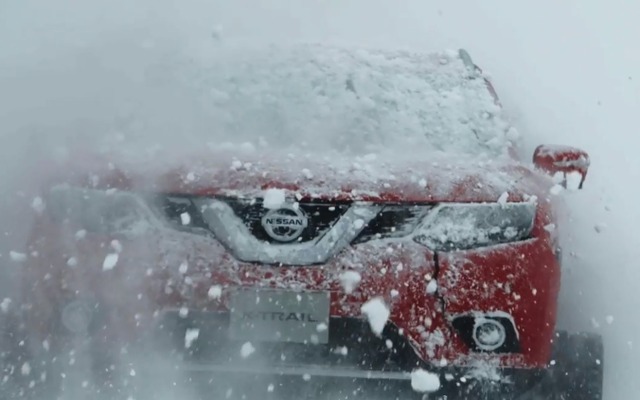 無限軌道によりピザを配達する日産エクストレイル（動画スクリーンショット）