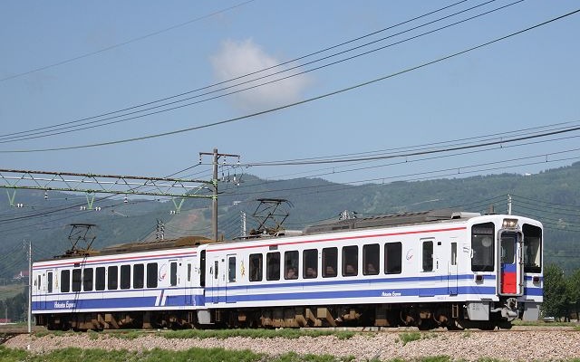 北越急行とえちごトキめき鉄道は越後湯沢～新井間の直通列車を3月14日から運行する。写真は北越急行の普通列車で運用されているHK100形電車。