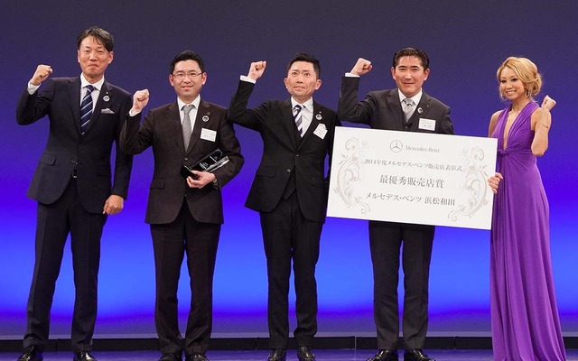 左から、MBJ上野社長、浜松ヤナセ株式会社 鈴木専務、鈴木社長、大隅常務、ゲストプレゼンターの倖田來未さん