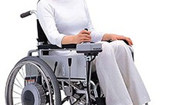 スズキが手動車いすに後付け可能な電動ユニット発売