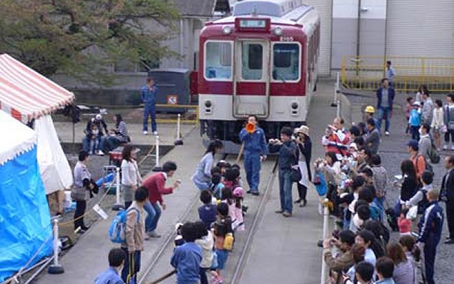 近鉄は恒例の「きんてつ鉄道まつり in 塩浜」を4月に開催する。写真は過去開催時に行われた電車との綱引きとの様子。