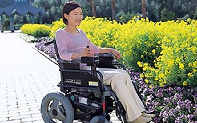 メンテナンスフリーのシールドバッテリーを搭載電動車いす、スズキから