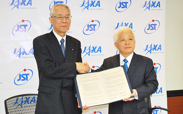 JSTの中村道治理事長（左）、JAXAの奥村直樹理事長（右）
