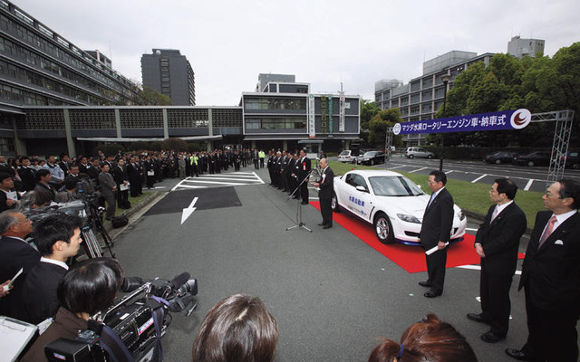 マツダ、RX-8 水素ロータリーエンジン車を地元自治体に納入