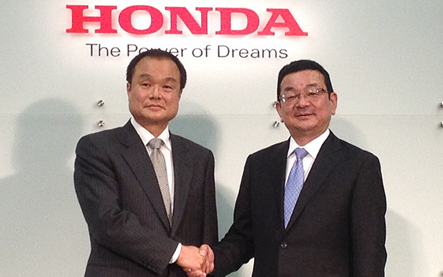 ホンダ伊東孝紳社長（左）と八郷隆弘新社長（右、現・常務執行役員）