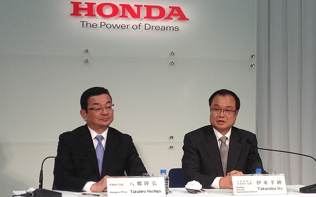 ホンダ八郷隆弘新社長（左）と伊東孝紳社長（右）