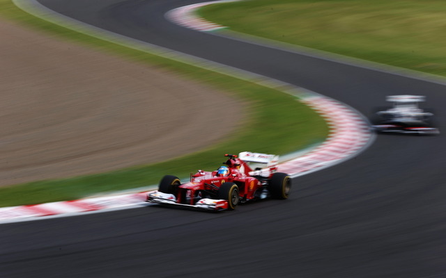 S字コーナーを駆け抜けるF1マシン