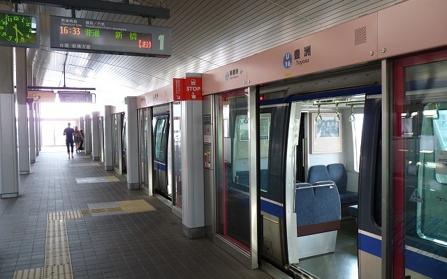 ゆりかもめは2月23日から無料Wi-Fiサービスの提供を開始。27日までに8駅への導入を完了する予定だ。写真は27日から無料Wi-Fiサービスが利用できるようになる豊洲駅。
