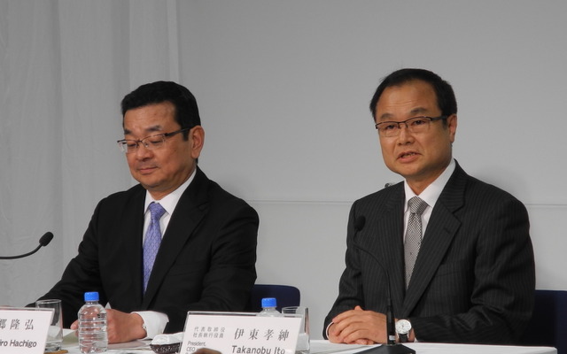 ホンダの社長交代会見。伊東孝紳社長（右）と八郷隆弘常務執行役員