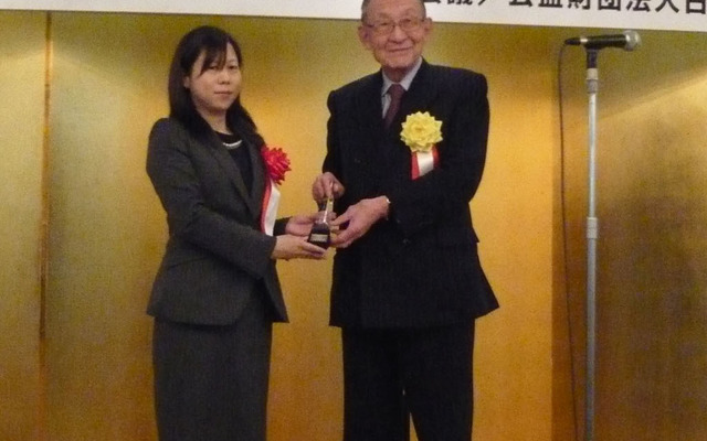 茂木友三郎 日本生産性本部会長（右）と植木樹理 ブリヂストン ダイバーシティ推進ユニットリーダー（左）
