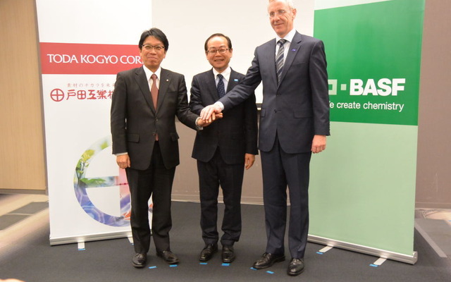 BASF戸田バッテリーマテリアルズ 阿武保郎 社長（中央）