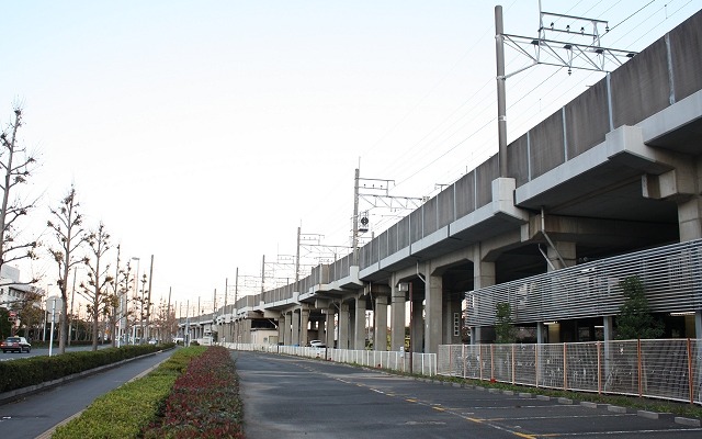 千葉県内の京葉線の高架橋の脇には、同県企業庁が複々線化用地として確保した敷地がある。森田知事は2月定例会で、京葉線の複々線化を「輸送力増強のための有力な手段の一つ」とした。