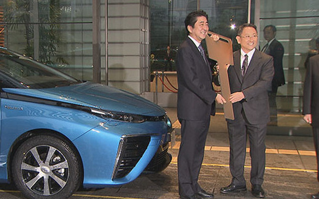 首相官邸で行われた『MIRAI』の納車式