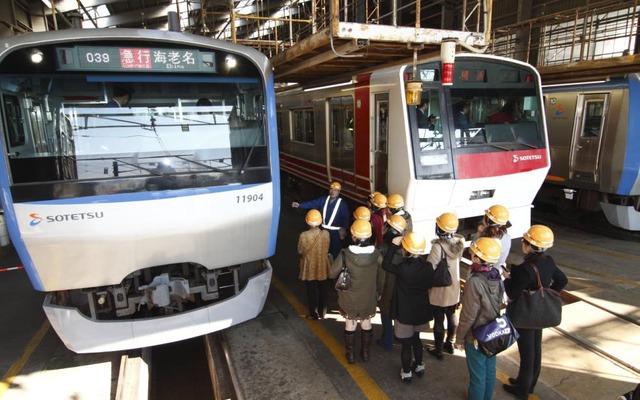 相鉄は4月11日に車両基地見学会を開催する。写真は別のイベントによるかしわ台車両センターの様子。