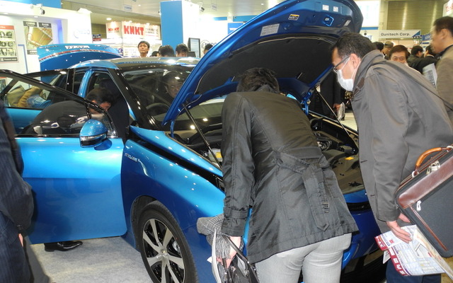 トヨタ自動車の『MIRAI』をなめるように見る人が続出