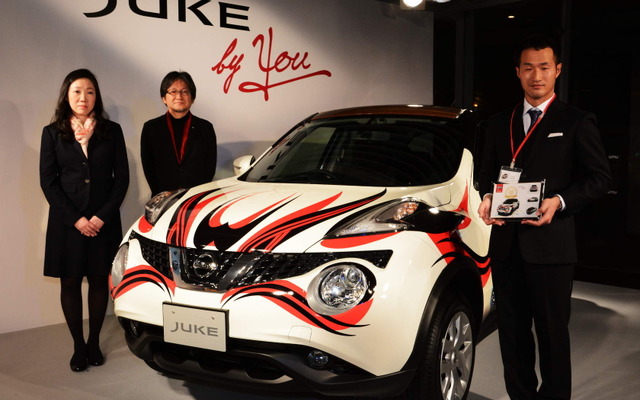 右から最優秀賞を獲得した杉本さん、日産自動車デザイン本部の秋山デザインダイレクター、同マーケティング本部の小塚マーケティングダイレクター