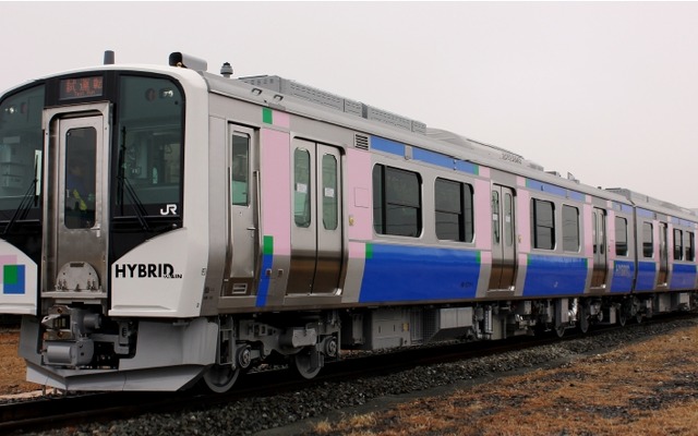 5月30日から仙石東北ラインが運行開始。仙台～石巻間を震災前より約10分短い52分で結ぶ。写真は仙石東北ラインで運用されるHB-E210系ハイブリッド気動車。