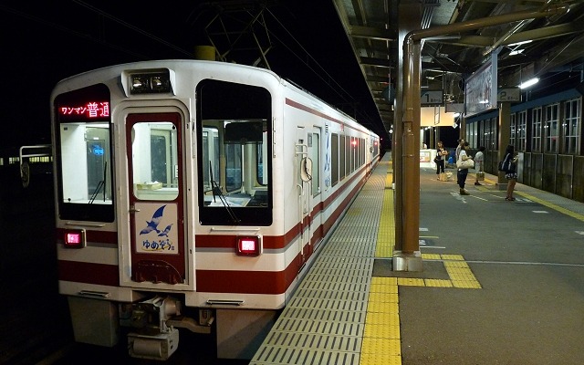 北越急行は在来線特急『はくたか』に代わる速達列車として超快速『スノーラビット』を運行する予定。初日の3月14日に十日町駅で出発式を行う。写真は十日町駅のほくほく線ホーム。