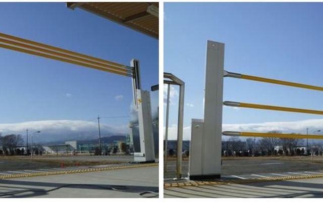 拝島駅に整備される昇降式ホーム柵のイメージ。3本のバー（右）がホームからの転落を防止する。列車の停車時にはバーが上昇（左）する。