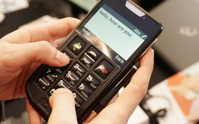テンキー付きのカバーを搭載するシニア向けスマホ「emporiaSMART」