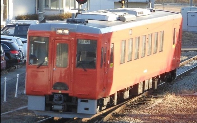 朱一色の首都圏色に塗り替えられた小海線のキハ110系。2月17日から運行を開始している。