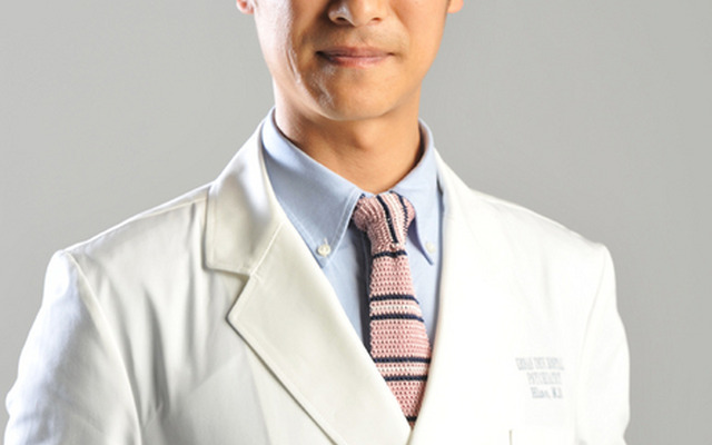 白衣に身を包んだ、堺雅人（日野倫太郎役）／ドラマ「Dr.倫太郎」
