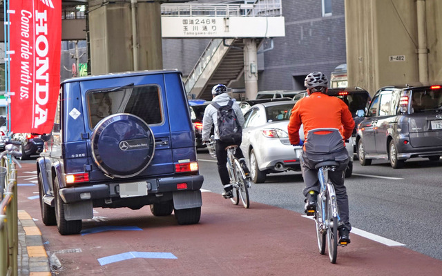 駐車禁止であるにもかかわらず多くの駐車車両があり、危険な追い越しを強いられた